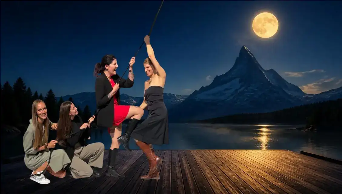 Lisa Leitner und das HERZ.über.KOPF Team auf einem Steg am See bei Vollmond